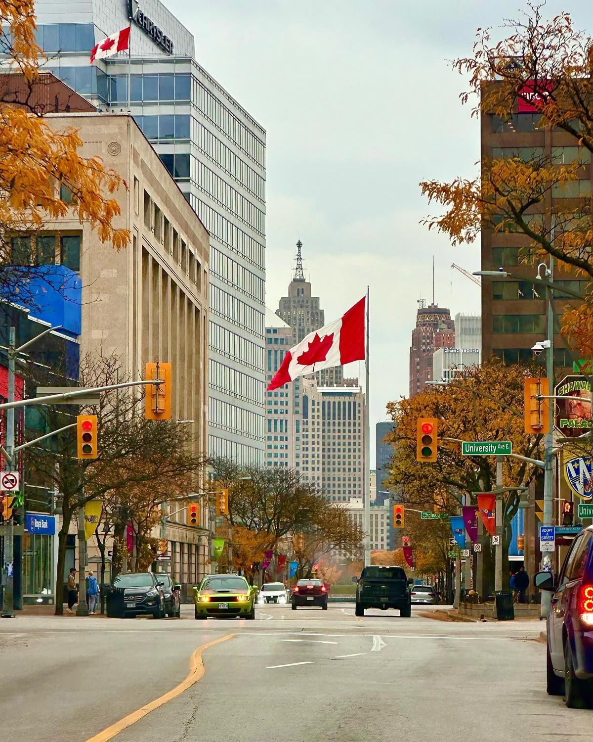 Avenue du centre-ville canadien avec drapeau du Canada en automne