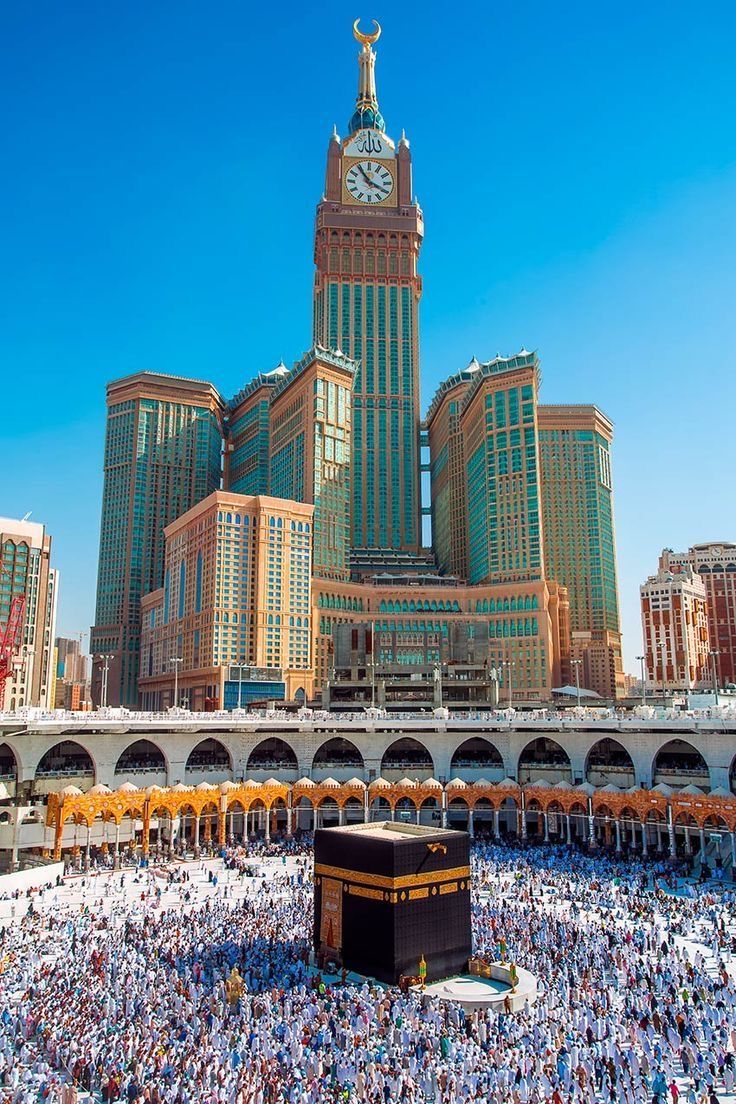 La Kaaba et la Grande Mosquée de La Mecque avec la tour de l'horloge