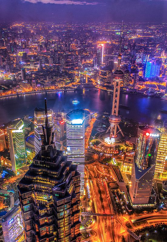 Vue aérienne nocturne des tours de Pudong à Shanghai
